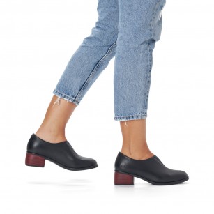 Дамски  обувки от естествена кожа на нисък ток Remonte черни